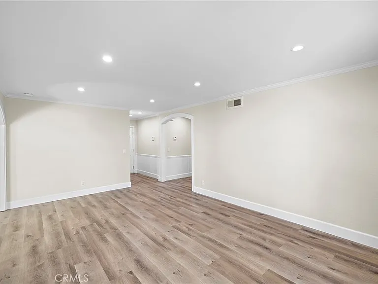 24725 Camarillo St — Photo 12