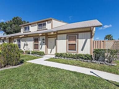 3rd image of 211 Maplecrest Circle