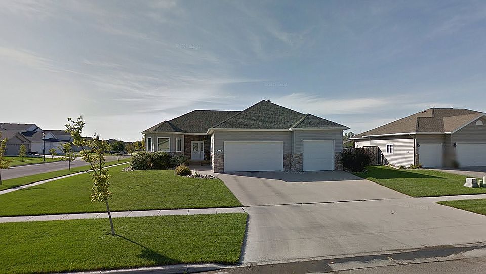 1st image of 209 15th Ave W