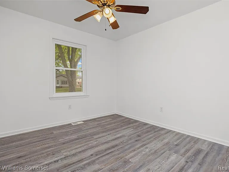 90 Tacoma Dr — Photo 18