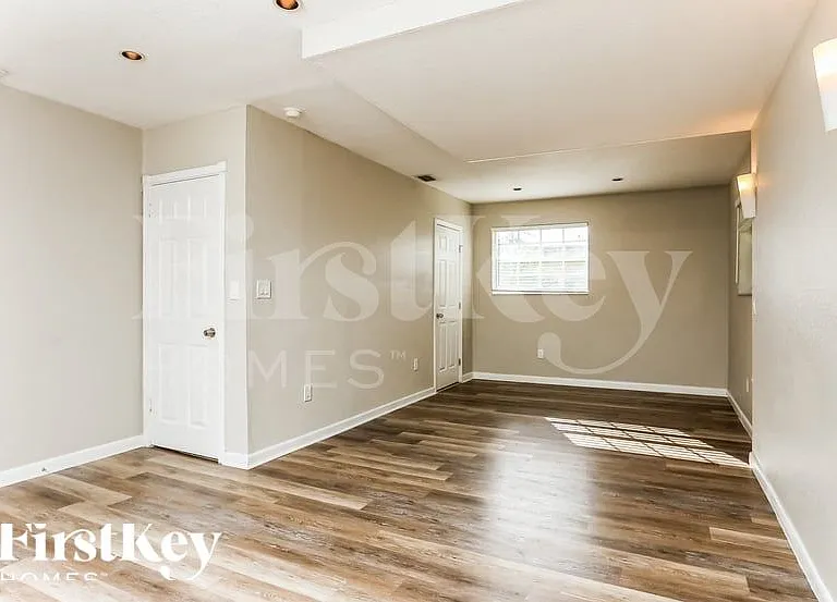 151 SE 8th St — Photo 9