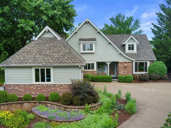 2226 Woodfield CIRCLE, Waukesha, WI 53188