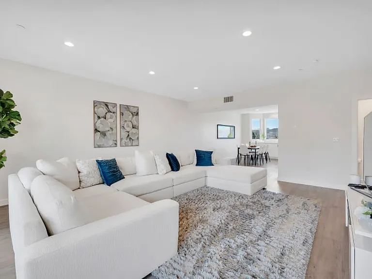 940 Warwick Ave — Photo 1