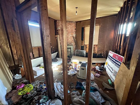 5th image of 371 Hickman St