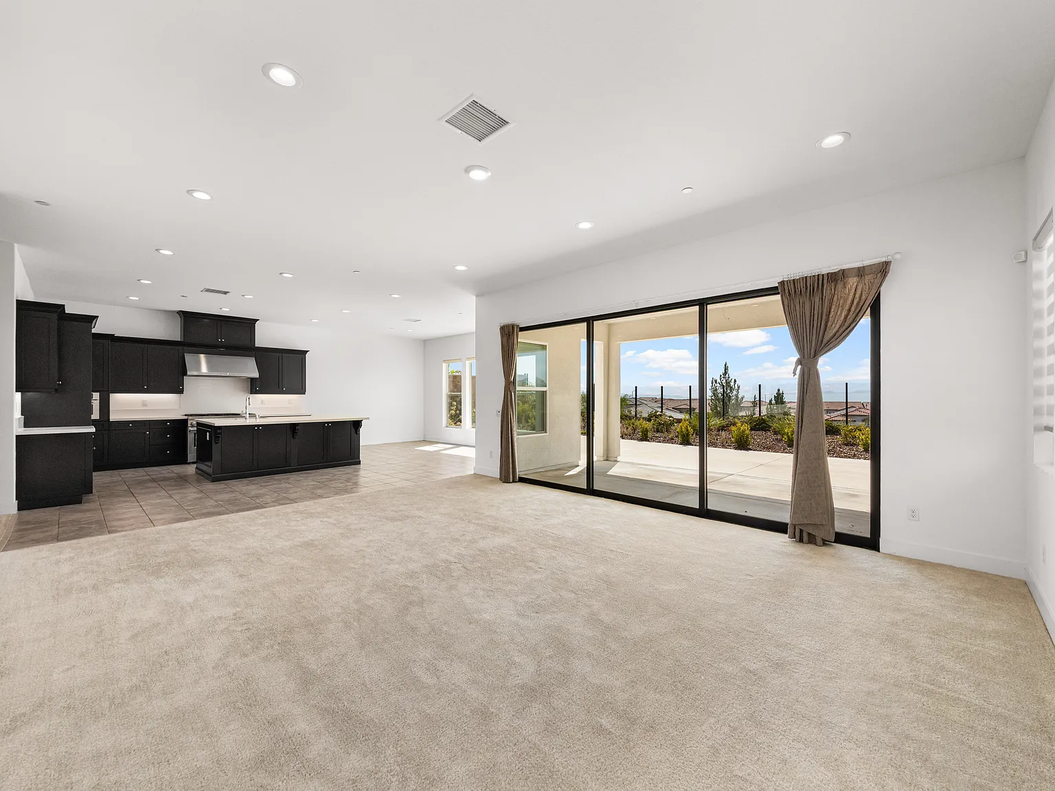 5 bed, 4.5 bath, 3880 sqft, $7,600 — Photo 4