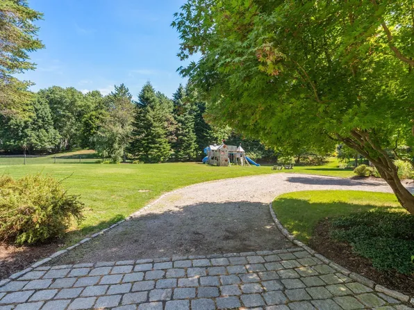11 Stonegate Ln, Westwood, MA 02090