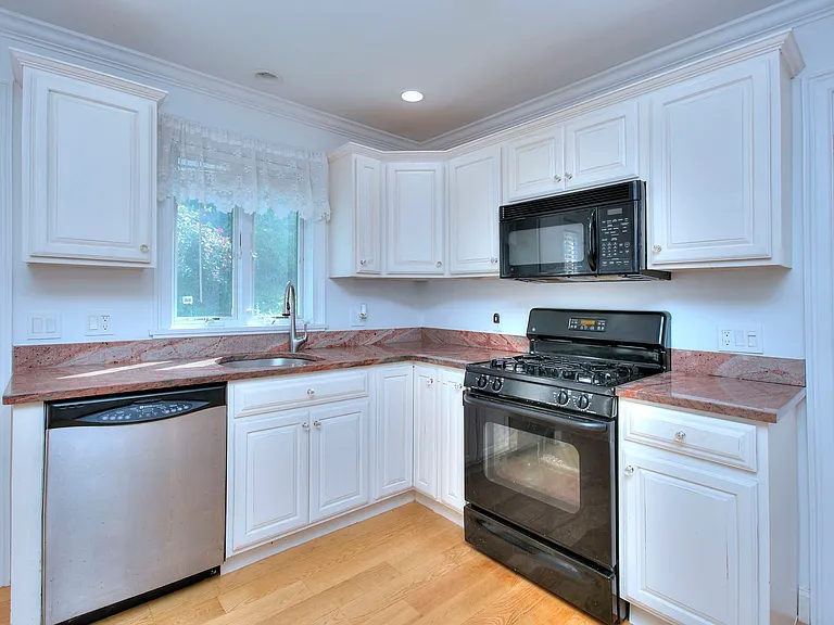 310 Main St — Photo 11