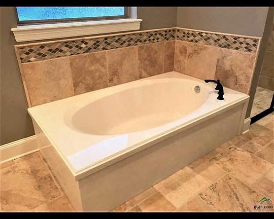 4th image of 204 Essex Dr