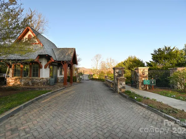 64 French Willow Dr, Asheville, NC 28804