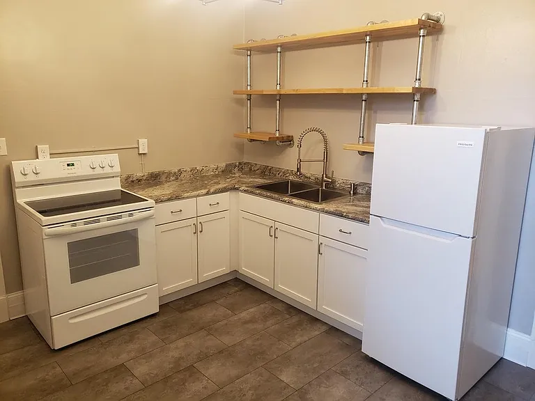 815 E 1st St #3 — Photo 3