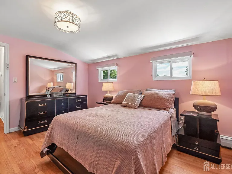 207 Stoughton Ave — Photo 20