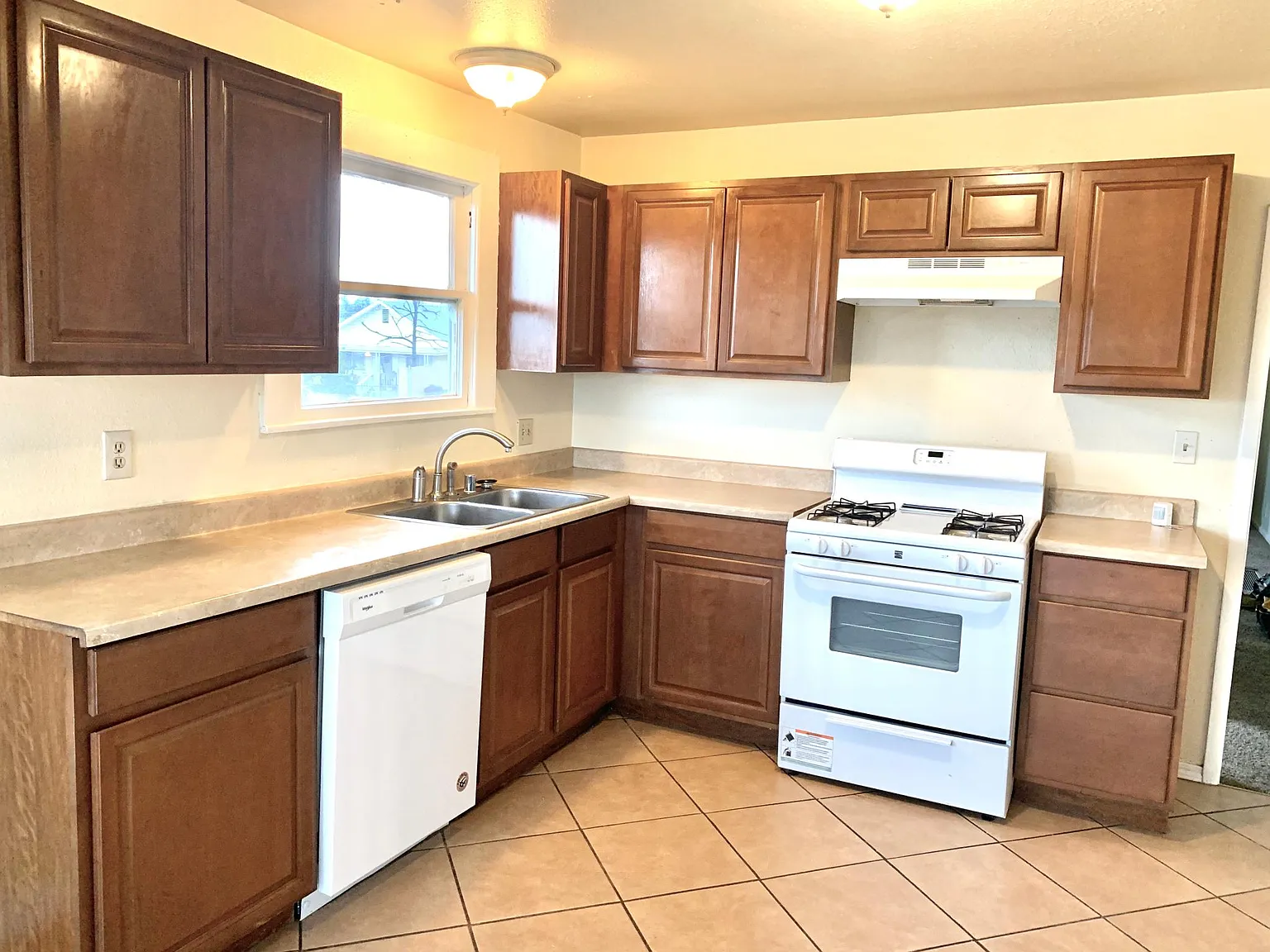 214 E Street — Photo 2