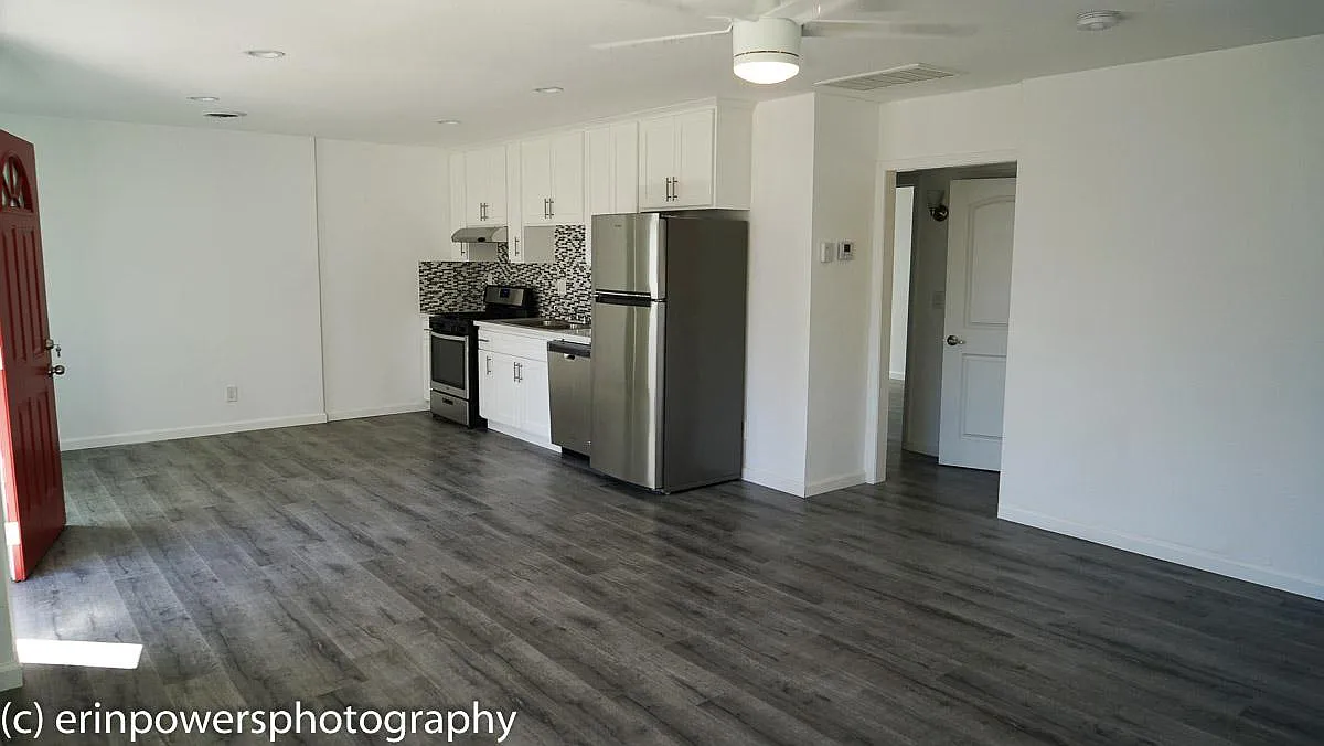 W 107th St, Inglewood — Photo 4