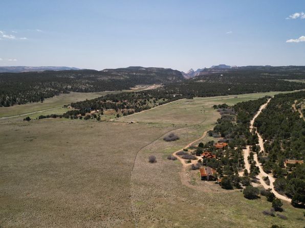 4 W Peaches Ln, Mount Carmel, UT 84755