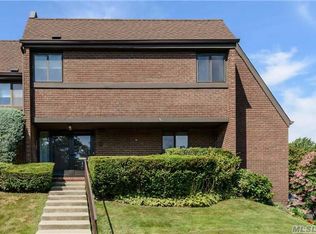 64 Acorn Ponds Dr, Roslyn, NY 11576