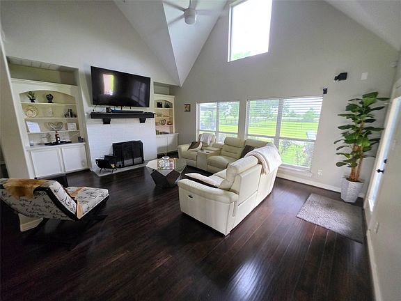 3rd image of 202 Lakeland Cir