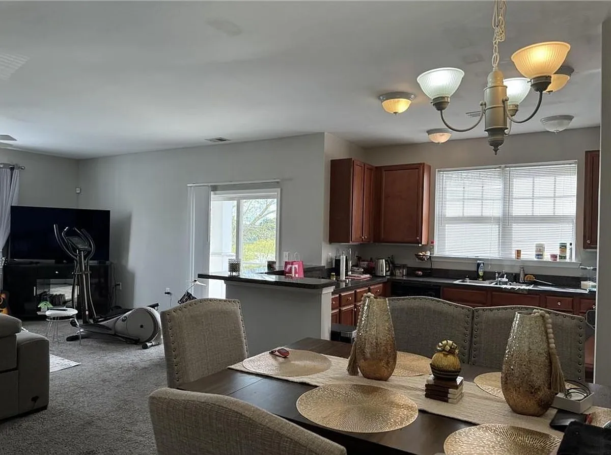 Building Photo - 5300 Warminster Dr #205