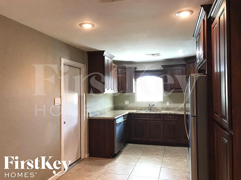 8802 N 35th Dr — Photo 7