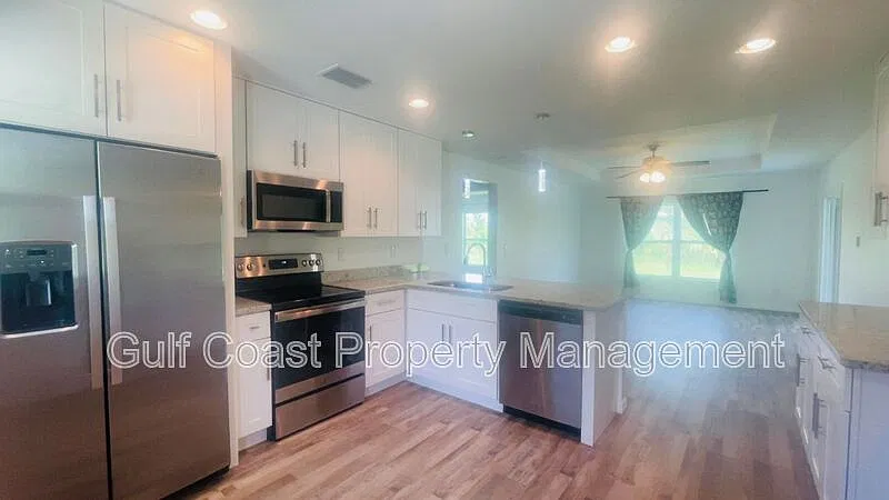 2 bed, 1.5 bath, 962 sqft, $1,700 — Photo 2