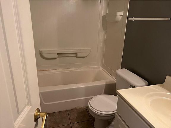 5th image of 2811 Pembroke Ln #25