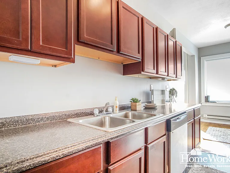 1009 E Jefferson Blvd — Photo 8