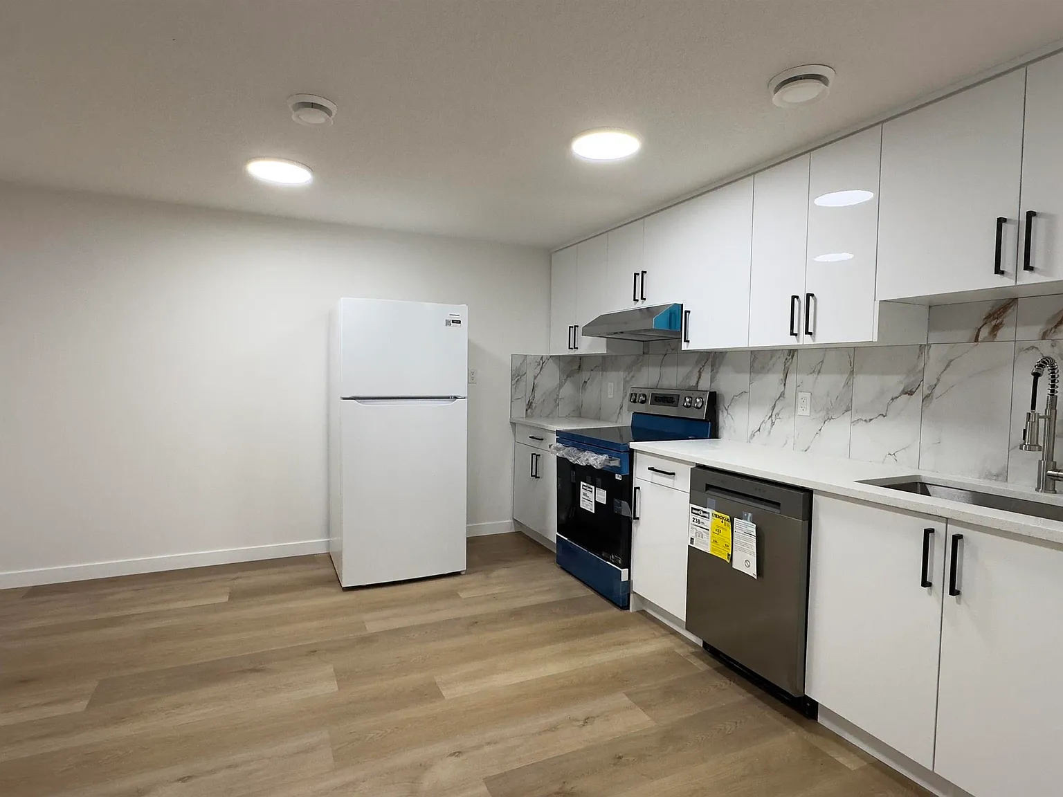 2 bed, 1.0 bath, 799 sqft, $1,300 — Photo 3
