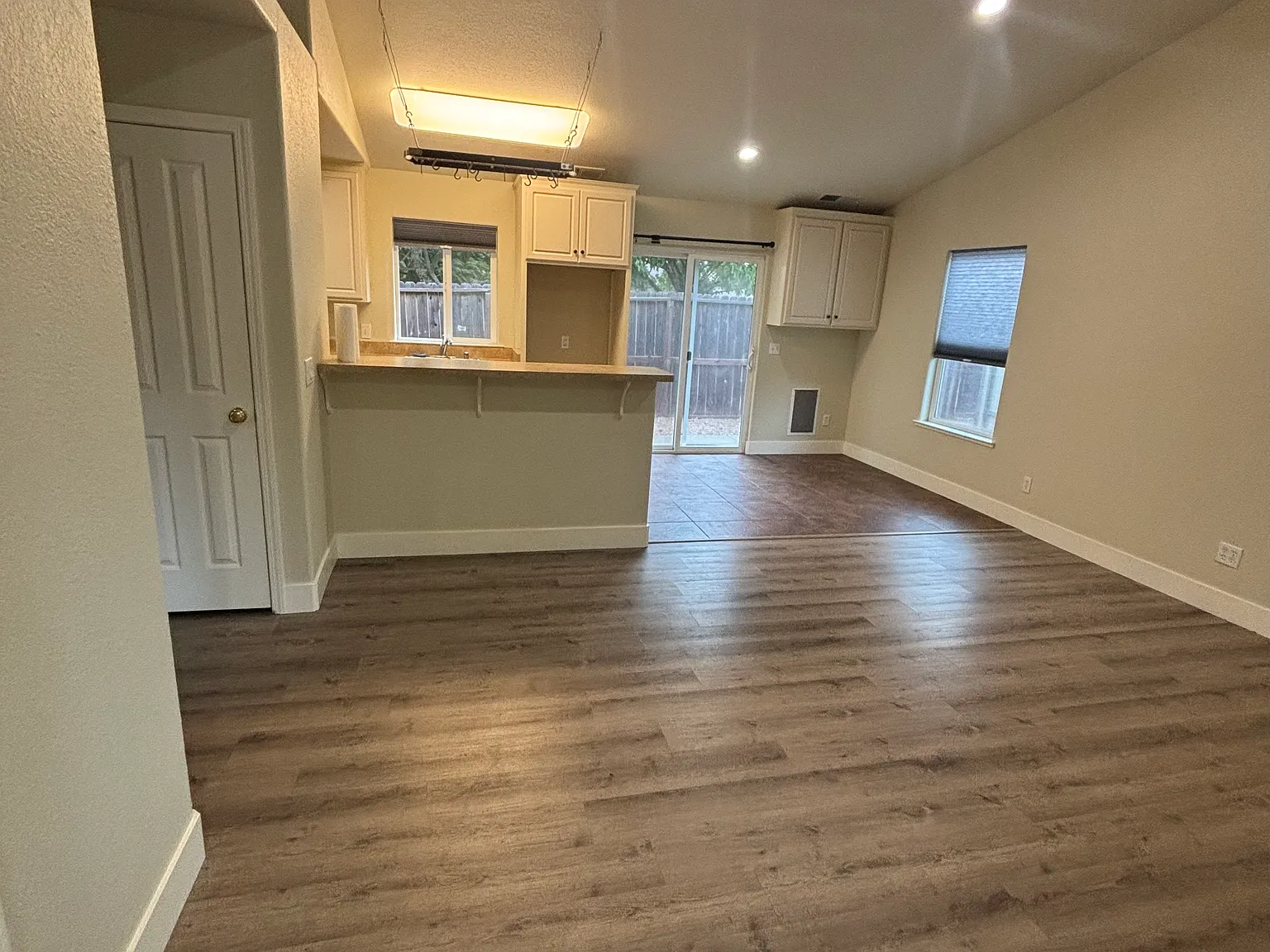 2 bed, 1100 sqft, $2,050 — Photo 4