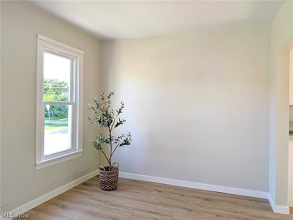 4th image of 293 Jones St