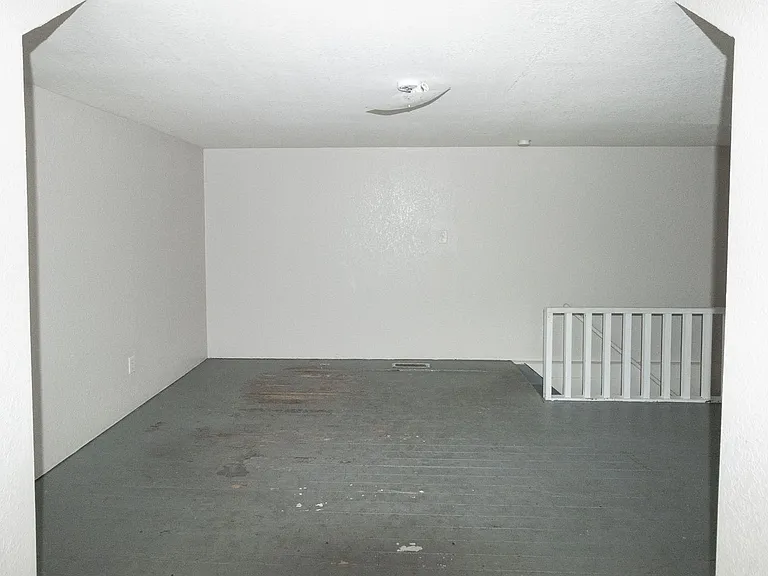 1107 E Walnut St — Photo 4