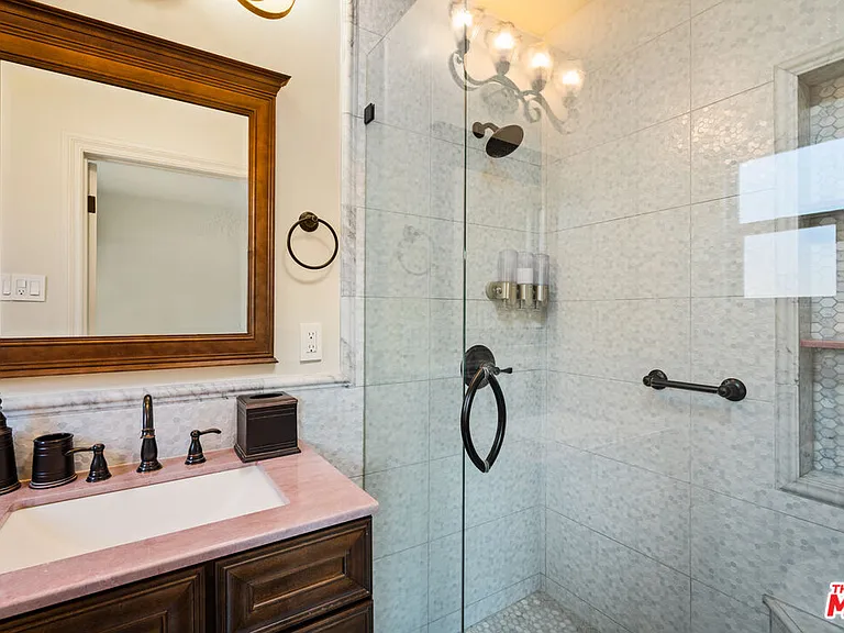 422 S Clark Dr — Photo 12