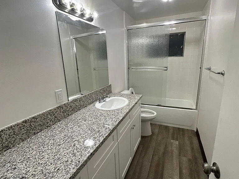 612 N Blackstone St — Photo 5