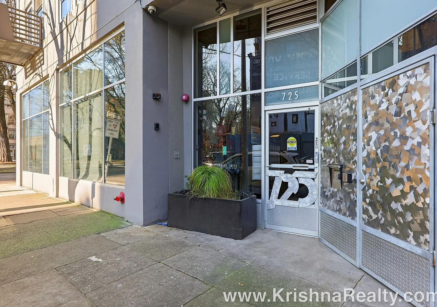 Exclusive Top-Floor Pearl District Condo | 1BR 2BA +Office/Den | Private Patio | Garage Parking I... — Photo 2