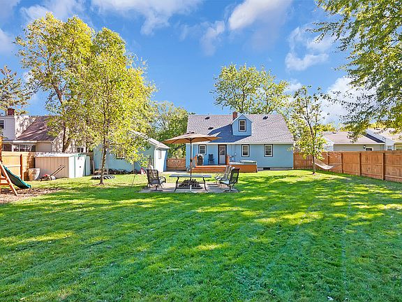 Large backyard w/fire pit