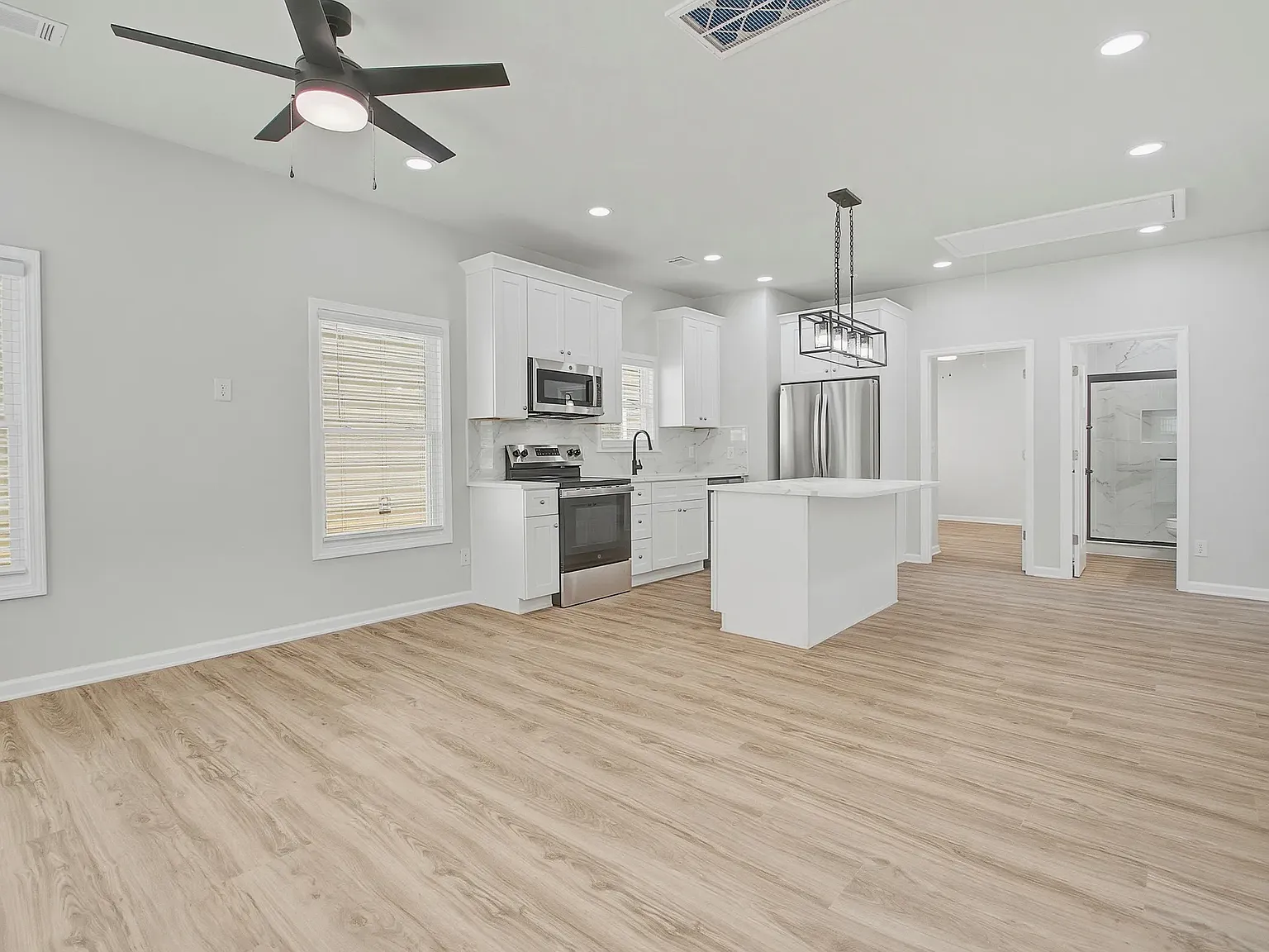3 bed, 1040 sqft, $2,500 — Photo 3