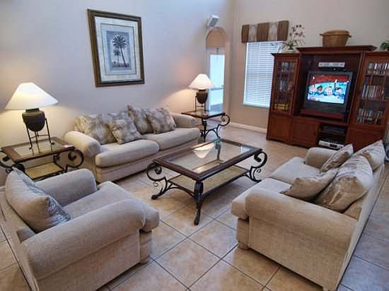 HR5P609NH-Family-Room-with-TV-Set