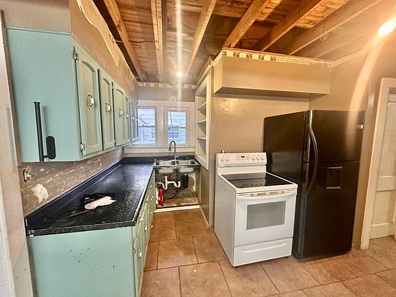 4th image of 632 Oak St