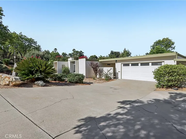 1184 Lyndhurst Dr — Photo 1