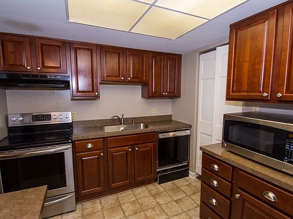5th image of 1077-107 Greenleaf Blvd