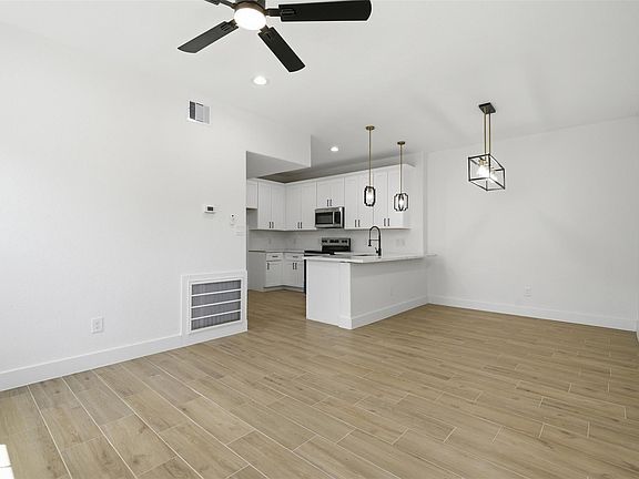 4th image of 428 Rhode Island St