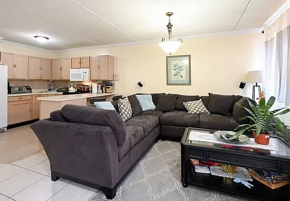 4th image of 654 Underhill Ave