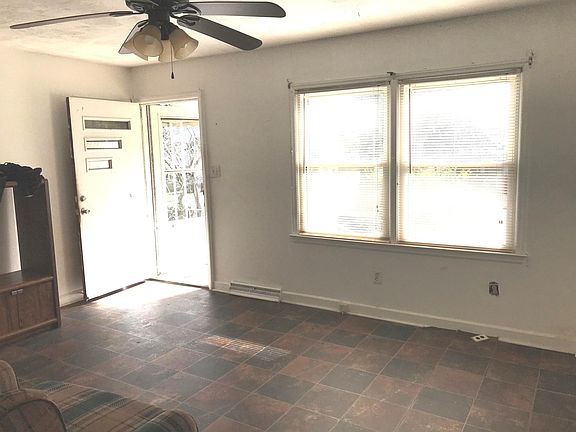 3rd image of 3100 Matthews Dr