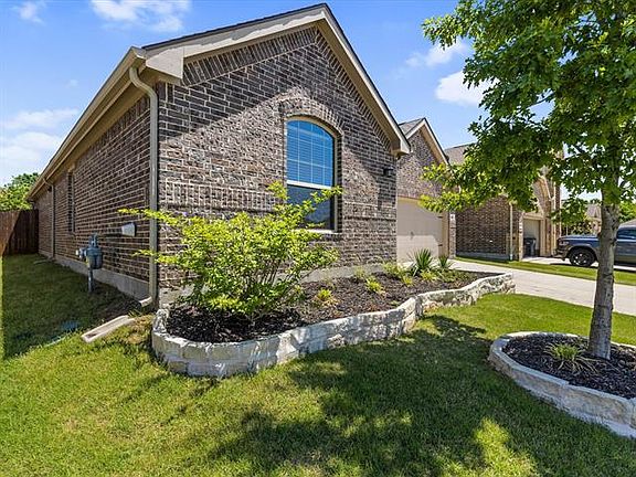 5th image of 401 Waterton Dr