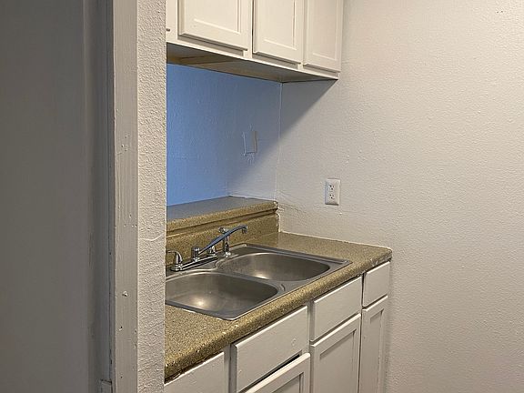 4th image of 208 Victor St