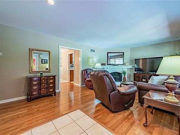2nd image of 215 Pin Oak Dr