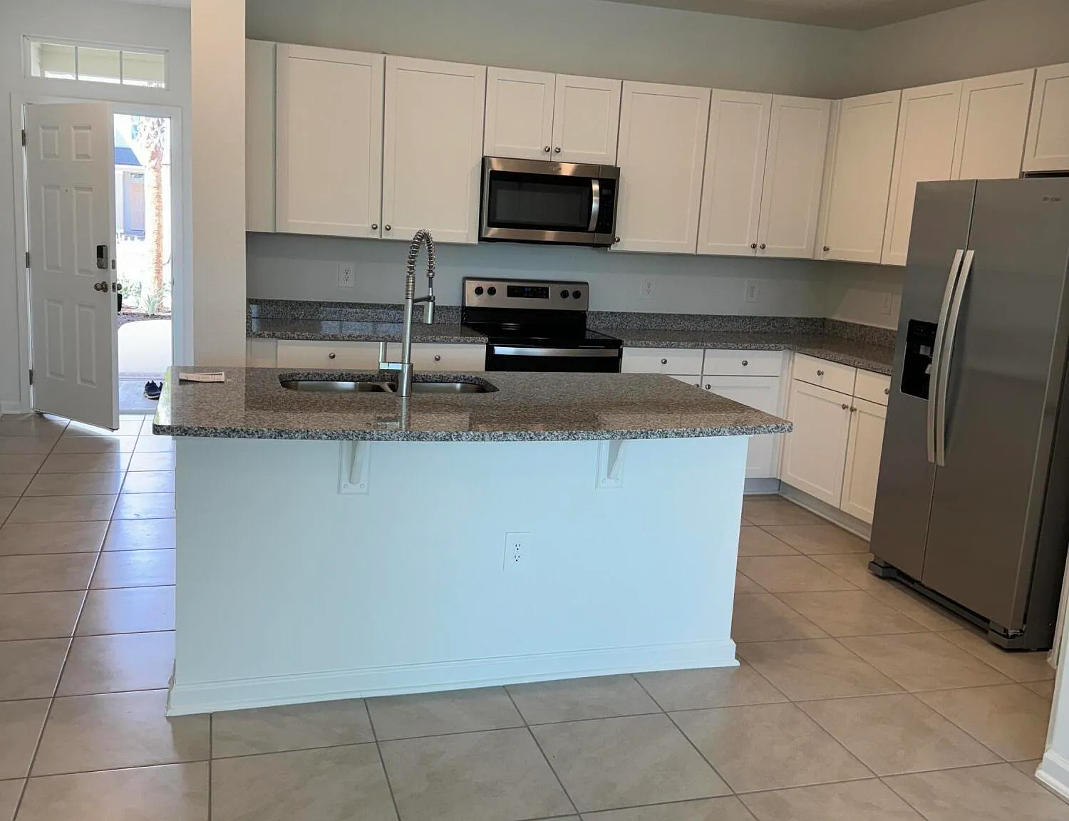 3 bed, 2.5 bath, 1795 sqft, $2,395 — Photo 2
