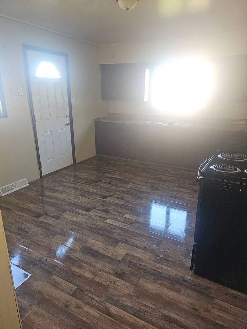 303 Phillips St — Photo 2