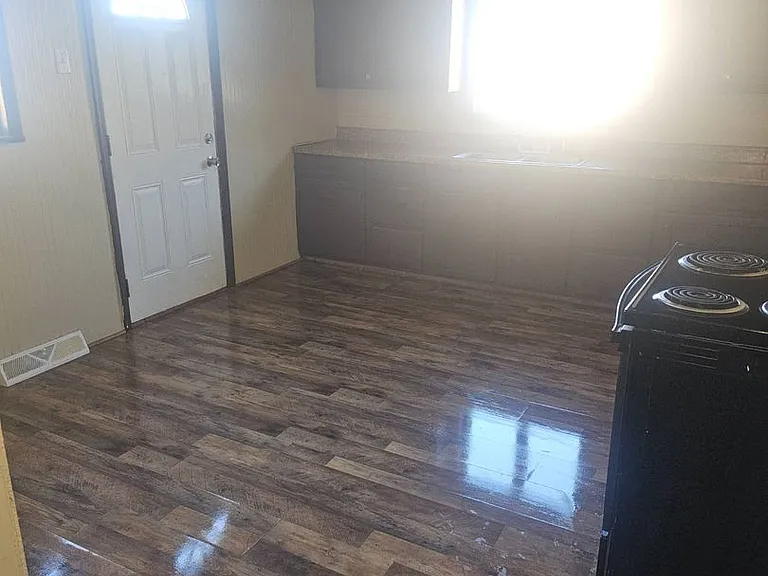 303 Phillips St — Photo 2