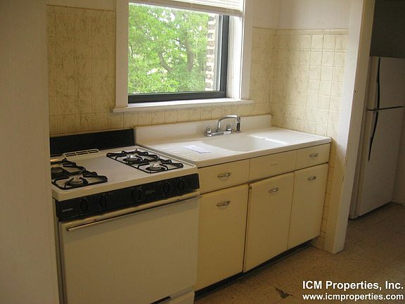 4th image of 3927 N Keeler Ave #2E