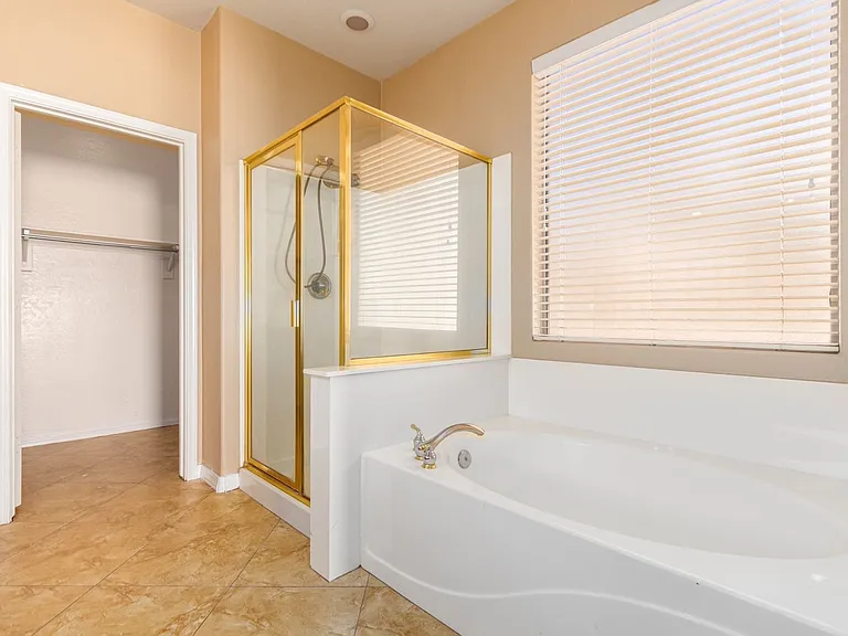 3556 E Hampton Ln — Photo 18