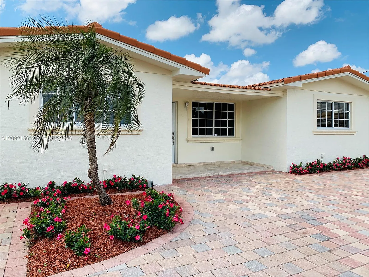 4 bed, 2.0 bath, $5,200 — Photo 2